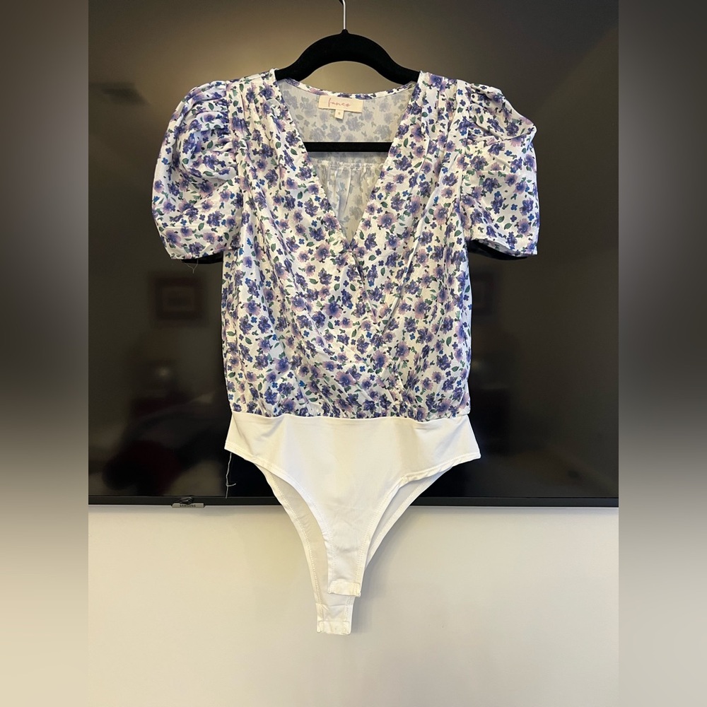 V-neck bodysuit with pleated sleeves